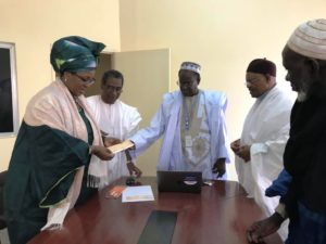 La délégation du CCME remet aux élus de Boghé un chèque de soutien avec les sinistrés.